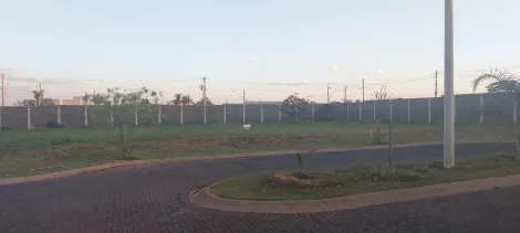 Terreno à venda em condomínio fechado.