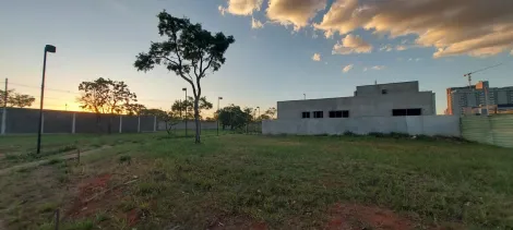 Terreno à venda em condomínio fechado.