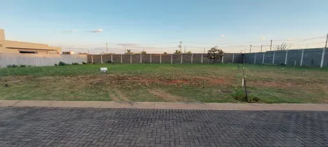 Terreno à venda em condomínio fechado.