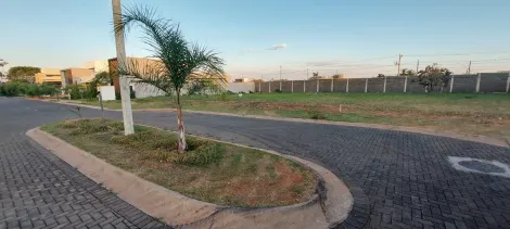 Terreno à venda em condomínio fechado.