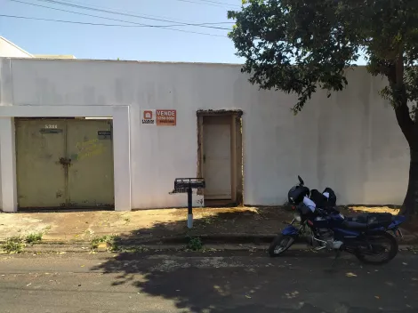 Casa simples em Terreno á venda no bairro Alto Umuarama.