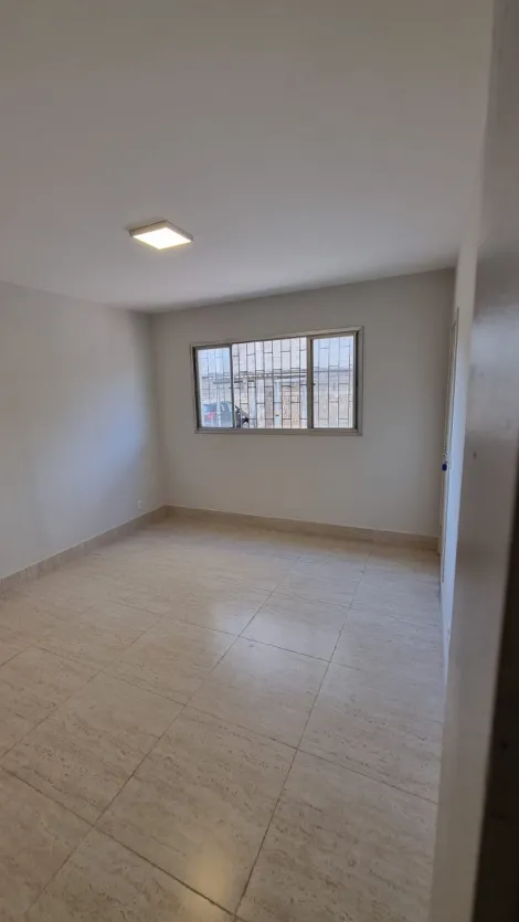 Alugar Apartamento / Padrão em Uberlandia. apenas R$ 250.000,00