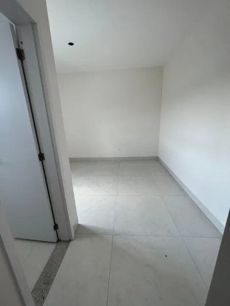 Alugar Apartamento / Padrão em Uberlândia. apenas R$ 560.000,00