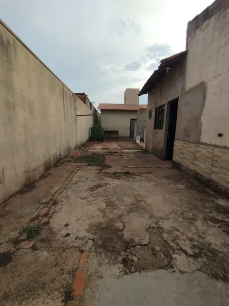 Alugar Casa / Padrão em Uberlândia. apenas R$ 230.000,00