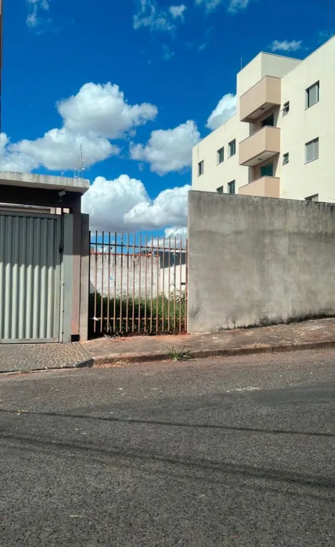 Terreno à venda no bairro Santa Mônica.