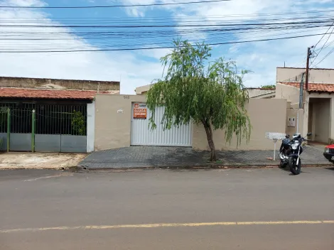 Alugar Casa / Padrão em Uberlândia. apenas R$ 1.800,00