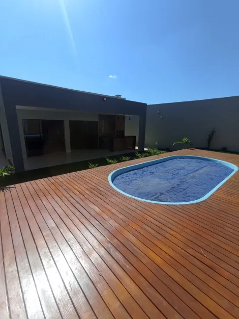 Casa térrea com planejados e piscina