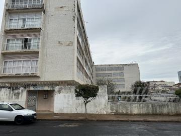 Apartamento para locação no Centro de Araguari.