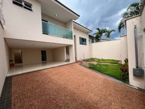 Alugar Casa / Padrão em Uberlândia. apenas R$ 1.300.000,00