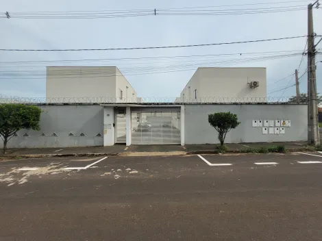 Alugar Casa / Sobrado em Uberlândia. apenas R$ 2.400,00