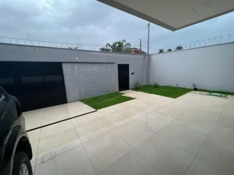 Alugar Casa / Padrão em Uberlândia. apenas R$ 1.100.000,00