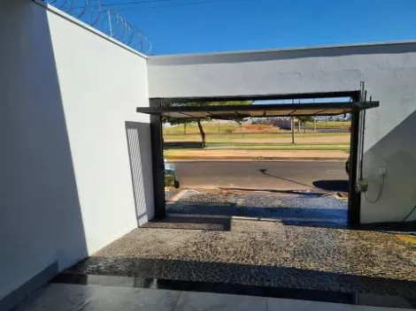 Alugar Casa / Padrão em Uberlândia. apenas R$ 1.050.000,00