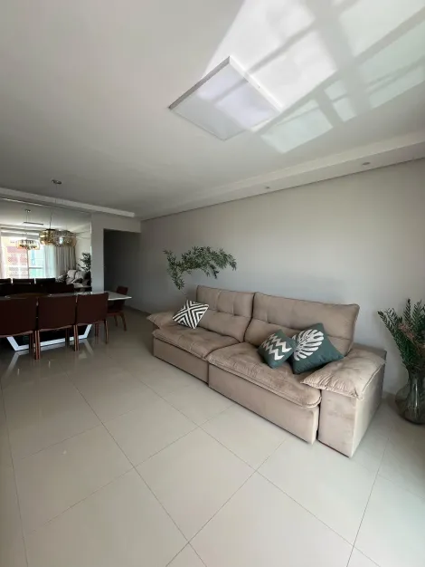 Alugar Apartamento / Padrão em Uberlândia. apenas R$ 600.000,00