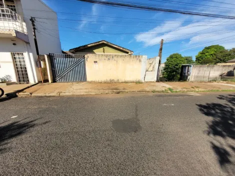 Alugar Casa / Padrão em Uberlândia. apenas R$ 800,00