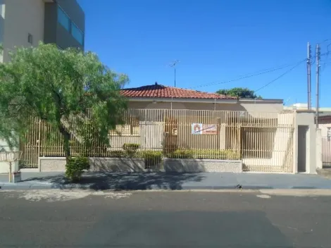 Alugar Casa / Padrão em Uberlândia. apenas R$ 1.800,00