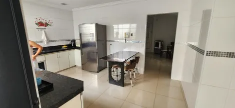 imagem 5 - Casa estilo sobrado para locação e venda no Bairro Jardim Karaíba imagem 5 - Casa estilo sobrado para locação e venda no Bairro Jardim Karaíba