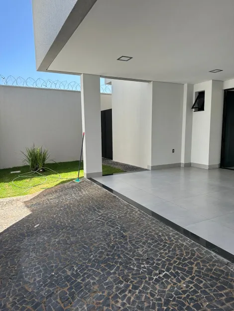 Alugar Casa / Padrão em Uberlândia. apenas R$ 699.000,00