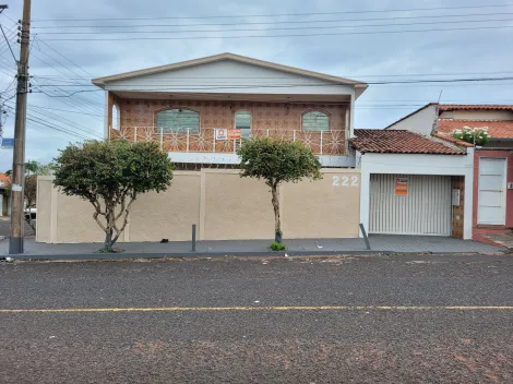 Casa Estilo Sobrado para locação e venda no bairro Osvaldo Em Uberlândia.