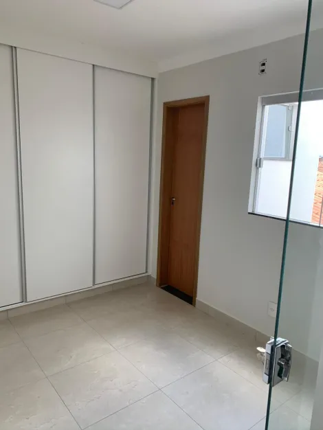 Apartamento à venda no bairro Santa Rosa.