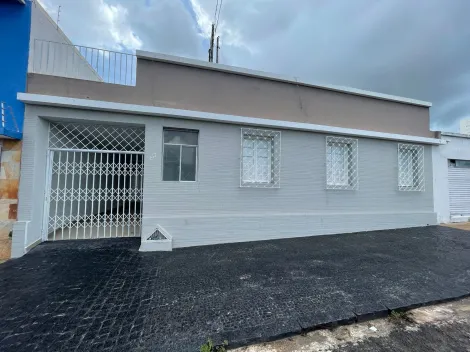 Alugar Casa / Padrão em Araguari. apenas R$ 2.500,00