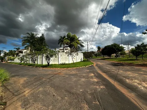 Área disponível para venda no bairro Jardim Karaíba.