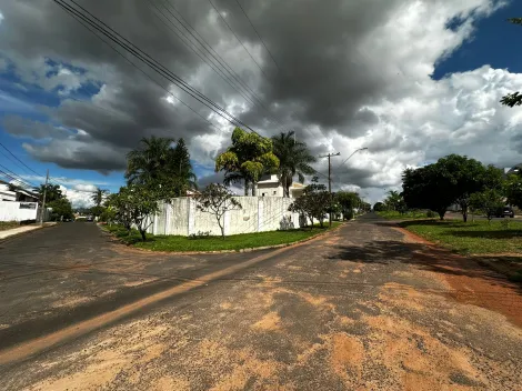 Área disponível para venda no bairro Jardim Karaíba.