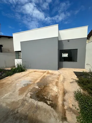Alugar Casa / Padrão em Araguari. apenas R$ 1.600,00