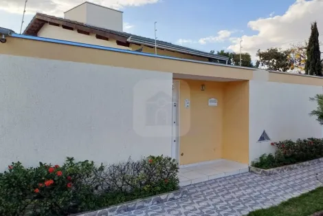 Alugar Casa / Padrão em Uberlândia. apenas R$ 749.000,00