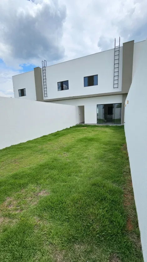 Casa Sobrado Novo à venda no bairro Shopping Park.