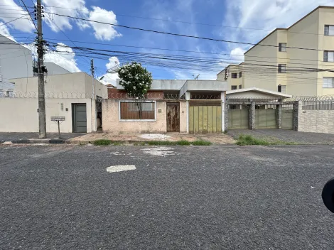 Alugar Casa / Padrão em Uberlândia. apenas R$ 1.300.000,00