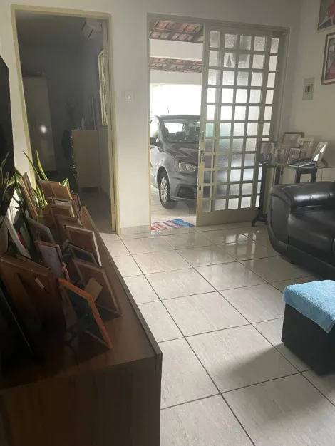 Alugar Casa / Padrão em Uberlândia. apenas R$ 700.000,00