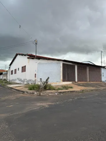 Alugar Casa / Padrão em Araguari. apenas R$ 1.700,00