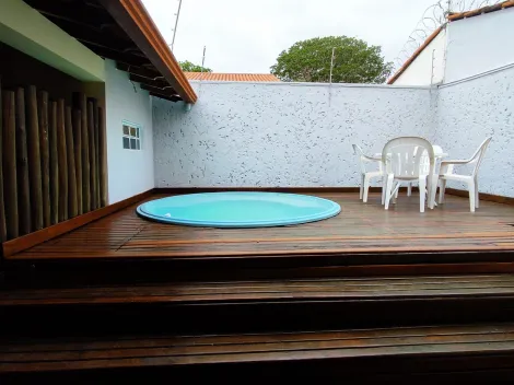 Alugar Casa / Padrão em Uberlândia. apenas R$ 689.000,00