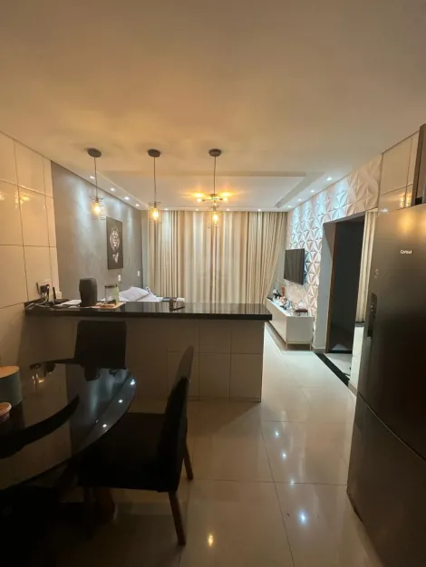 Alugar Casa / Padrão em Uberlândia. apenas R$ 632.000,00