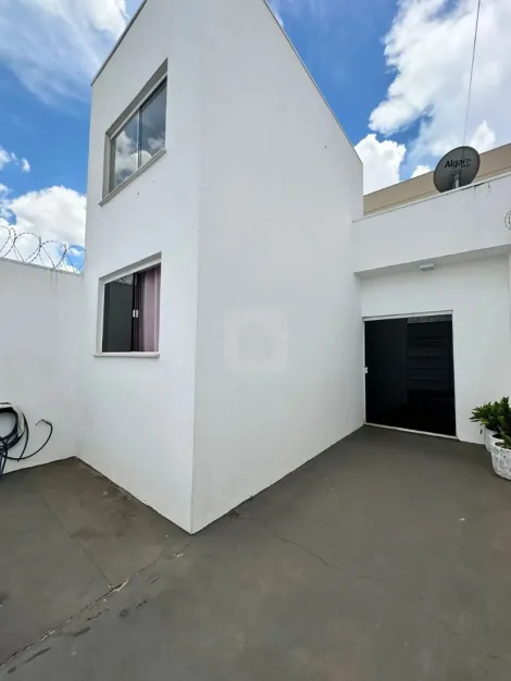 Alugar Casa / Padrão em Uberlândia. apenas R$ 400.000,00