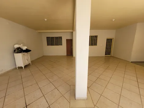 Alugar Casa / Padrão em Uberlândia. apenas R$ 2.300,00