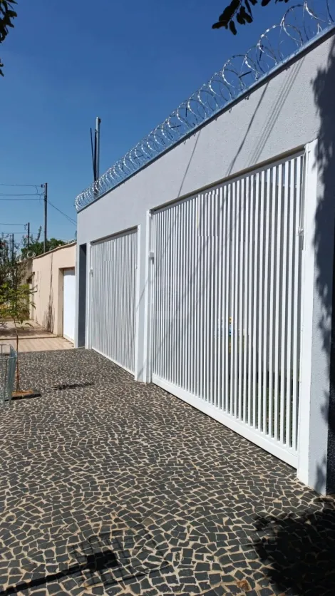 Excelentes casas disponíveis para venda no bairro Granada.