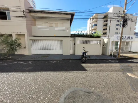 Alugar Casa / Padrão em Uberlândia. apenas R$ 5.600,00