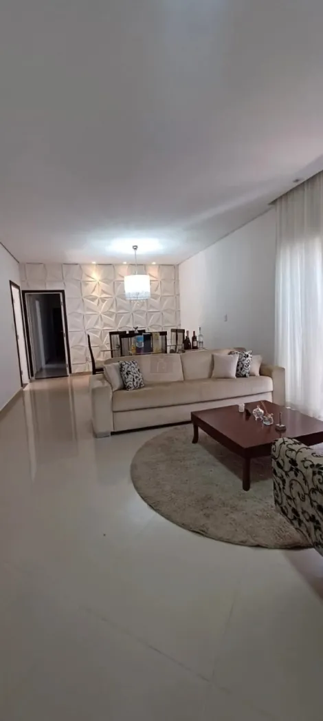 Alugar Casa / Padrão em Uberlândia. apenas R$ 850.000,00