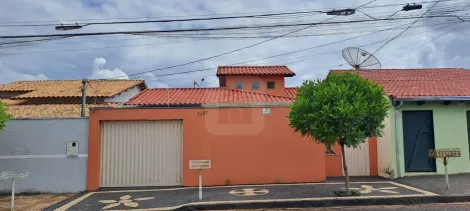 Alugar Casa / Padrão em Uberlândia. apenas R$ 460.000,00