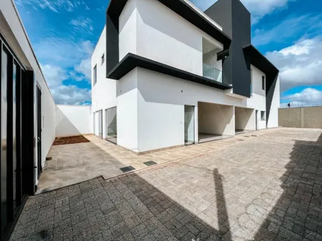 Casas geminadas para venda no bairro Novo Mundo.