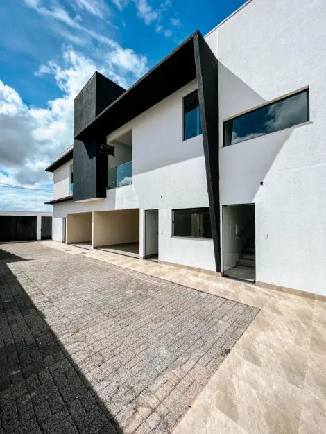 Casas geminadas para venda no bairro Novo Mundo.