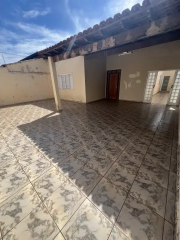 Alugar Casa / Padrão em Uberlândia. apenas R$ 450.000,00