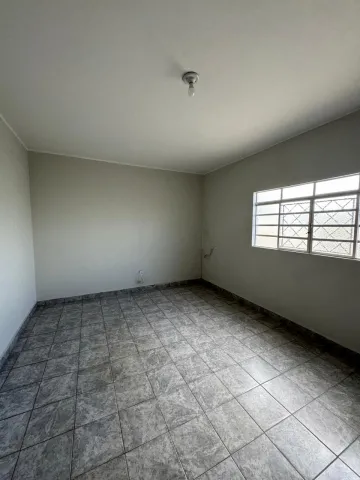 Alugar Casa / Padrão em Araguari. apenas R$ 1.600,00