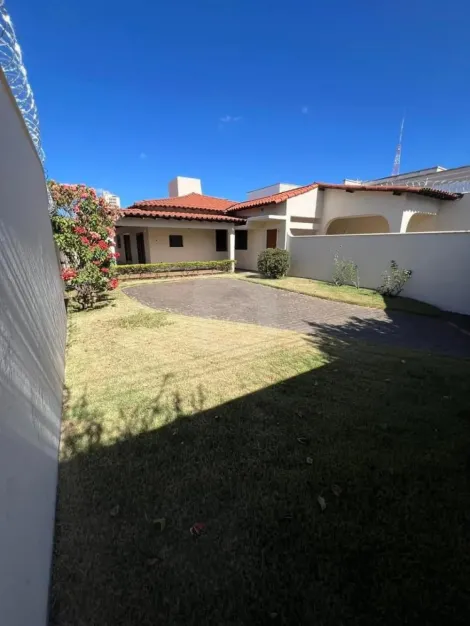 Alugar Casa / Padrão em Uberlândia. apenas R$ 800.000,00