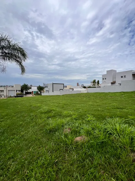 Terreno para venda em condomínio fechado no bairro Cidade Jardim.