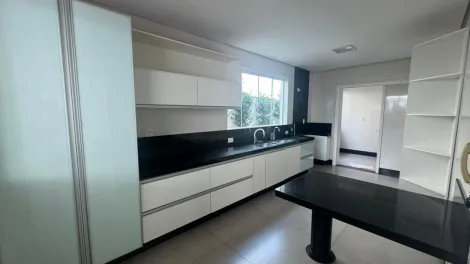 imagem 4 - Casa Estilo Sobrado Para locação e venda no Condomínio Jardins Roma Em Uberlândia imagem 4 - Casa Estilo Sobrado Para locação e venda no Condomínio Jardins Roma Em Uberlândia