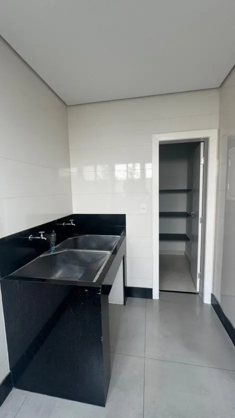 imagem 5 - Casa Estilo Sobrado Para locação e venda no Condomínio Jardins Roma Em Uberlândia imagem 5 - Casa Estilo Sobrado Para locação e venda no Condomínio Jardins Roma Em Uberlândia